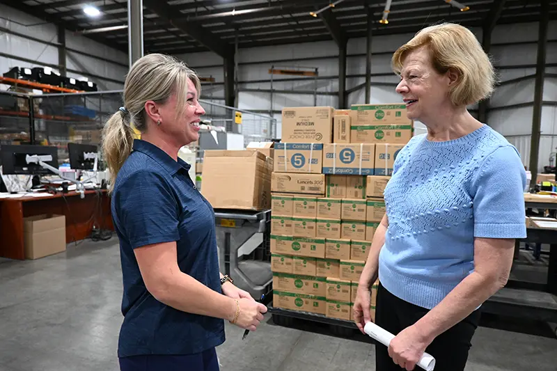 Senator Tammy Baldwin Meets with IPC Warehouse Employee